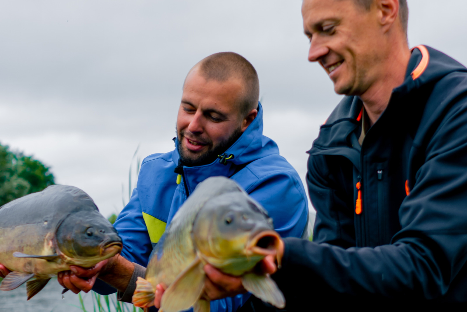 Pêcheurs regardant leur prise